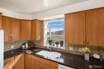 Fantastic views of the Cascades and Mt Rainier while you wash your dishes in the large kitchen