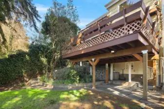 The house as views from the backyard with its two decks and access to the daylight basement