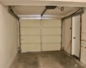 1 car attached garage with door to entryway