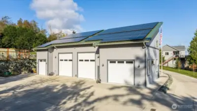 4,000+sqft shop features 6 insulated garage doors and ~41Kw solar array = 109 375W solar panels