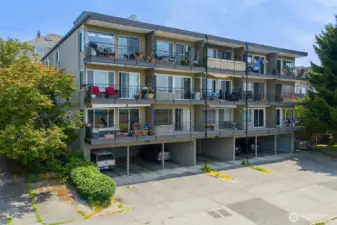 Built in 1969, Green West is a hop, skip or jump from Phinney Ridge, Fremont, Ballard, Wallingford, Green Lake, Woodlawn Park and so much more!