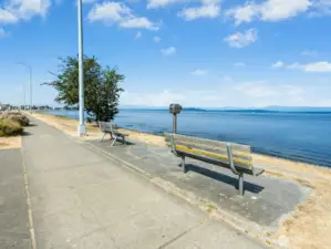 Walk across Alki Avenue from the house for a better view of the Sound. Safe shared Bike & Pedestrian lane for a brisk jog, or walk to the beach in 10 mins. Popular Cafe and Restaurants are within walking distance.