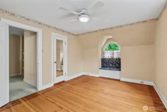 Large bedroom 2.