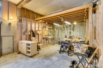 Work shop or use  for a Gym, or car or boat storage, or hobby area or