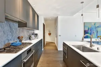 Gas cooking, tons of storage, high-quality finishes, Bosch appliances - this is urban luxury at its finest.