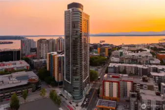 At your doorstep, you have access to the vibrant pulse of the city: 5-star restaurants, fantastic coffee shops, South Lake Union, Pike Place Market, fun events at Seattle Center and Climate Pledge Arena, and the beautifully renovated waterfront.