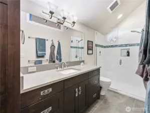 Upstairs bathroom w/ heated floors