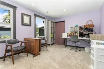 Huge 2nd bedroom w/walk-in closet