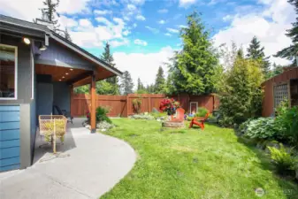 Yes, the patio wraps around the house