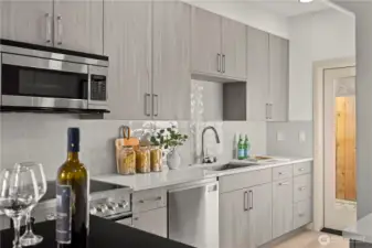 Photos are of a similar model for illustrative purposes.