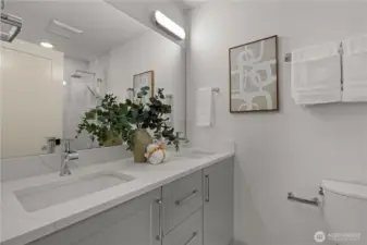 Photos are of a similar model for illustrative purposes.