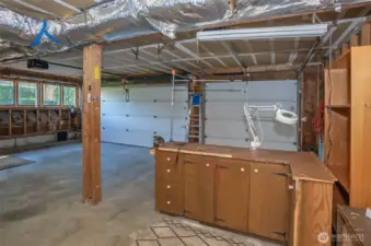 Small workshop with room for your golf cart