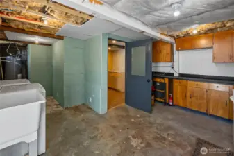 Shop/separate laundry for downstairs