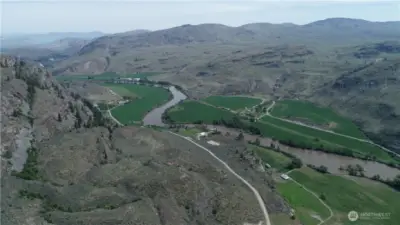 Spectacular views off into the horizon, the lower valley and Okanogan River