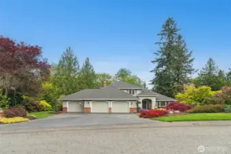 Wide angle photo showing off the expansive front yard with a large driveway for ample parking. Quiet, location only minutes to schools, shopping, downtown Redmond, freeways and more.