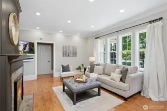 Delivering a polished & cozy vibe, E. Highland offers tall ceilings, recessed lighting and large, light flooded windows.