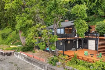 Perfectly nestled on the waterfront with great tree cover for shade. Close enough for instant water access yet mid bank enough for peace of mind.