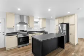 Large Kitchen w/Chef's Island and gorgeous cabinetry