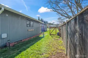 side yard/detattached garage
