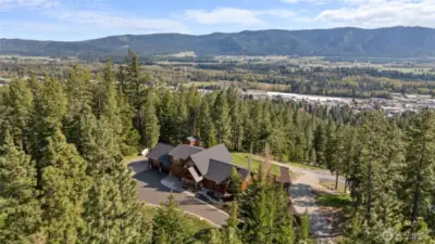 Ideal private setting minutes from town.