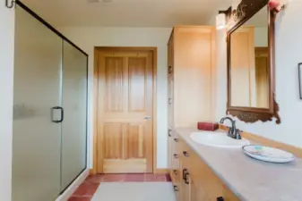 Upstairs full bathroom