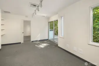 Additional flex room with sliding glass door entry
