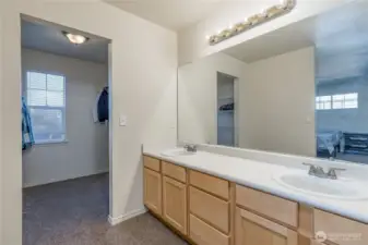 Dual sinks and walk-in closet