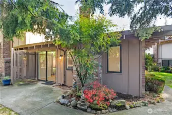 Easy ground floor access, HOA provides all landscaping and outside maintenance