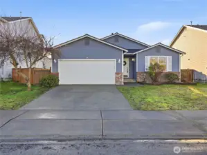 3 bed 2 bath home front yard