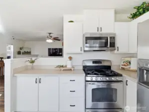 kitchen w/ gas range