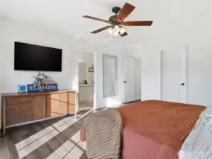 primary bedroom w/ walk/in closet