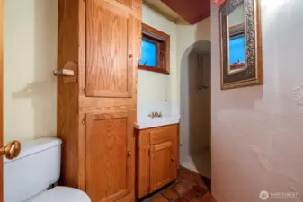 Lower floor 3/4 bathroom