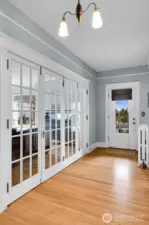 The foyer is classy and inviting.