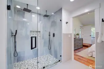 Nicely appointed 5 piece bath with spa like finishes