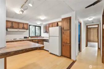 Kitchen & Bar