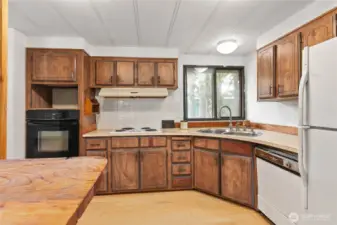 Kitchen w lots of capinets