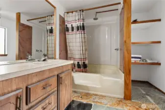 Primary Ensuite w Walk in Closet
