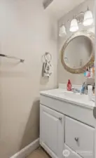 Unit B Upstairs Bath