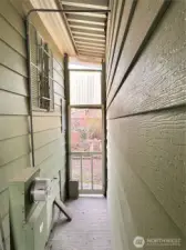 Access to the garden from the carport