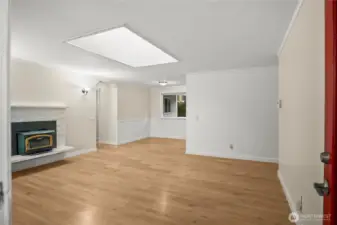 Un-stagged living room and dining room