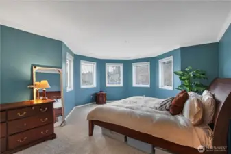 primary suite with bay window