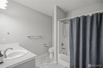 hallway bathroom with tub/shower combo