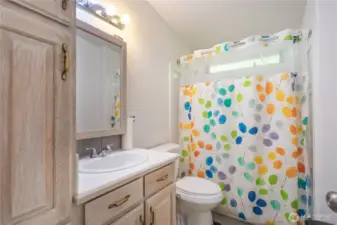 Full main bathroom