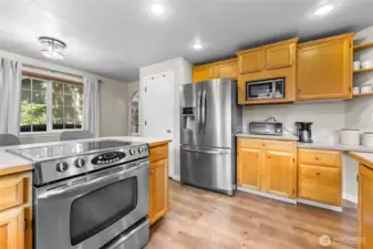 Gorgeous floors, stainless appliances