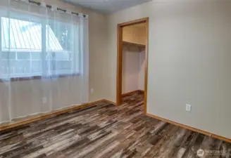 Walk in closet in guest bed