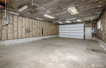 Huge 24 x 40 garage (960 sq ft) with 220V.