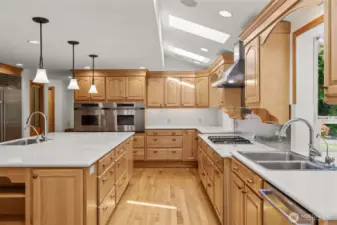 A Culinary Dream: Gas Cooktop and Double Ovens for Effortless Cooking