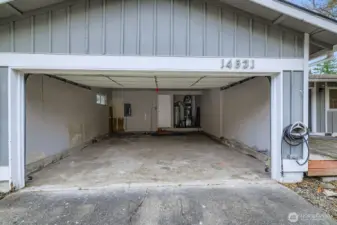 2 Car garage. Furnace has just been serviced. New thermostat.