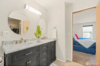 En suite primary bathroom