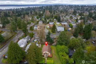 This home has easy access to showing and resturants.